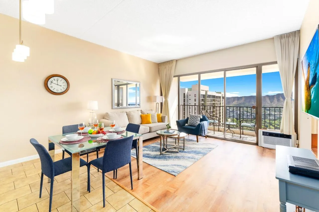 Upscale Penthouse With Ocean Views & Free Parking! Apartment Honolulu