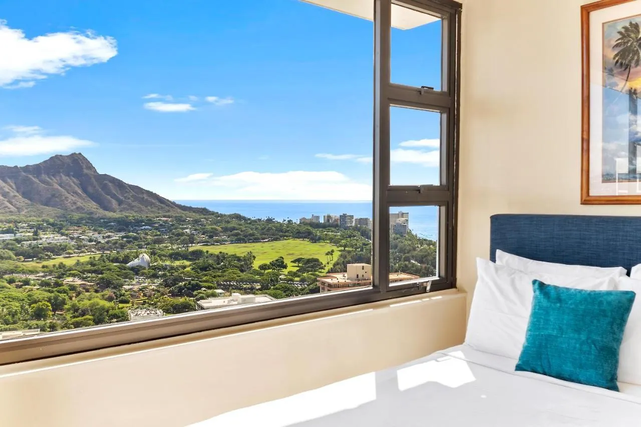 Upscale Penthouse With Ocean Views & Free Parking! Apartment Honolulu