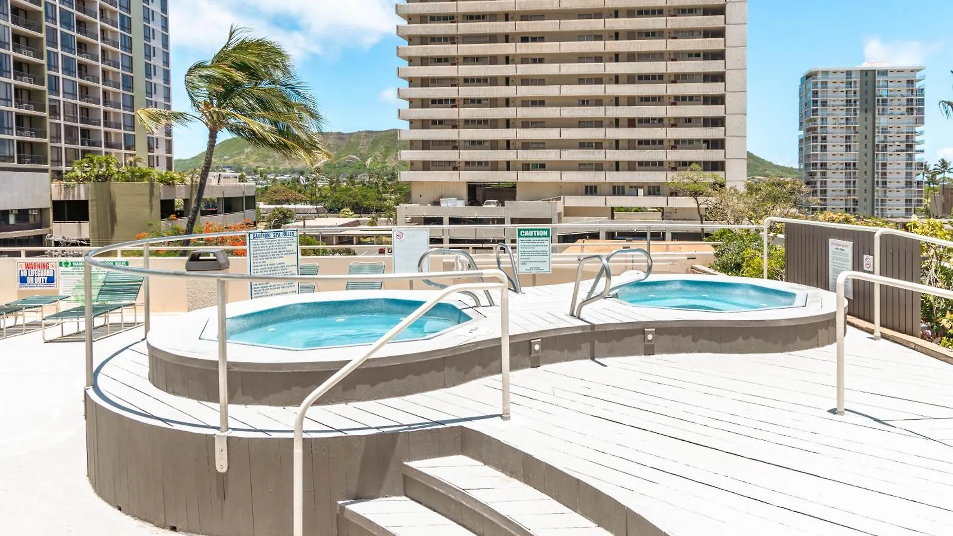 Upscale Penthouse With Ocean Views & Free Parking! Apartment Honolulu